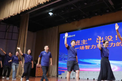 军训上演“老班‘认亲’挑战赛”，以心识生暖启新程！