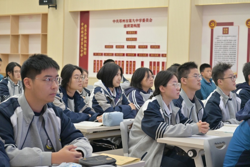 一群人在餐厅里坐着人

AI 生成的内容可能不正确。