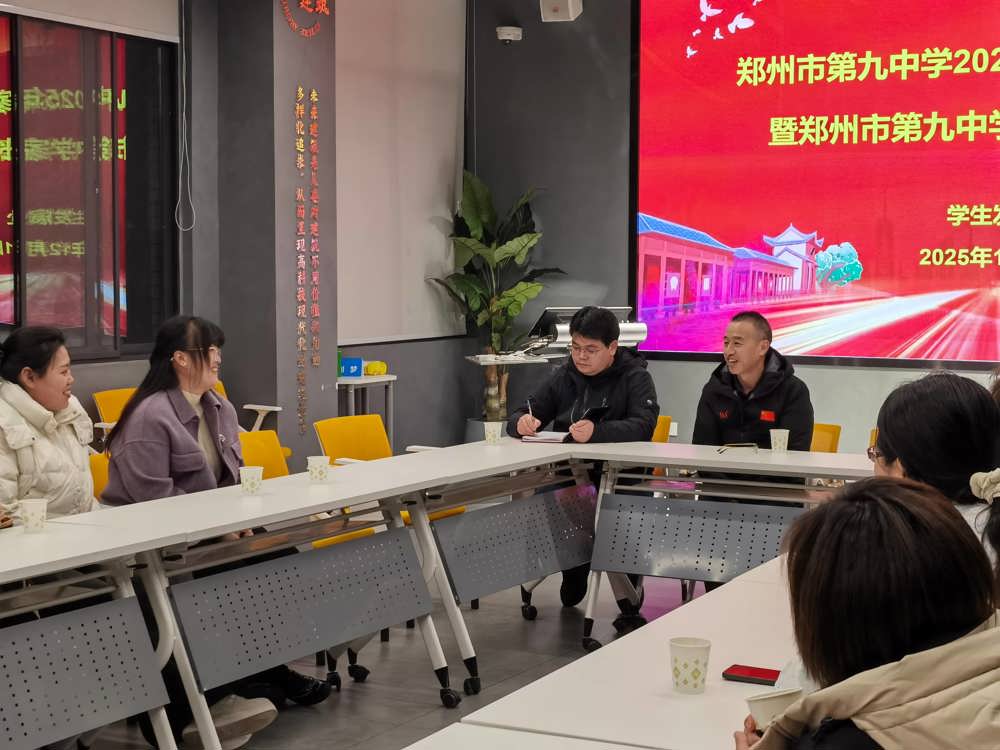 2陈晓副校长热情解答家长代表提出的问题