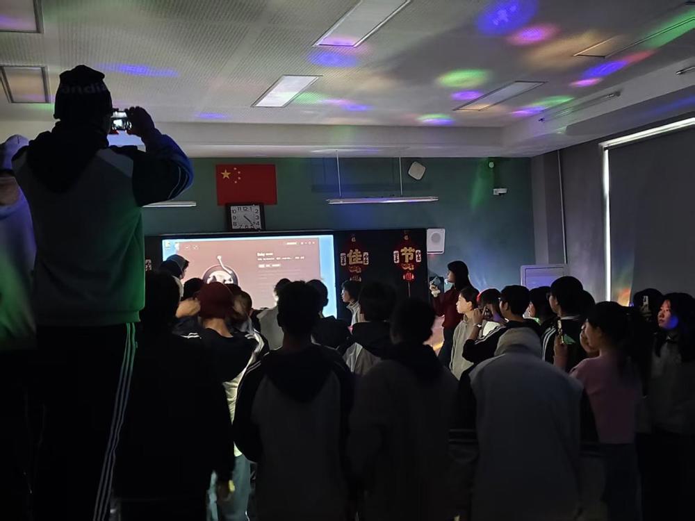 教室即舞台，烦恼尽走开