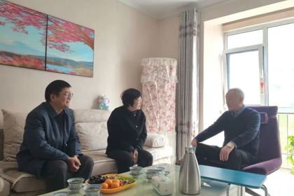 新春送暖意 关怀润桑榆——郑州九中开展春节慰问离退休教师活动